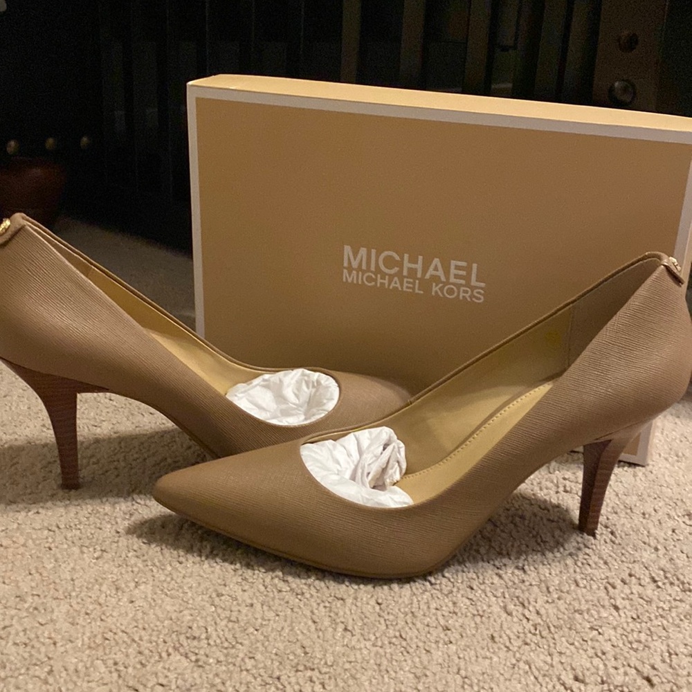 Michael Kors Mid Heel Pump leather, khaki, tan size 8.5